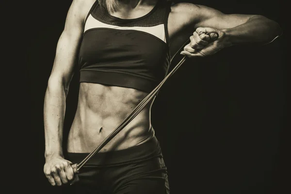 Сексуальная фитнес-женщина на черном фоне — стоковое фото