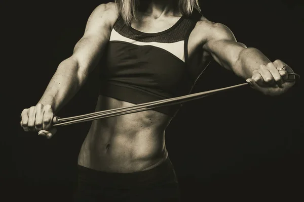 Mujer fitness sexy sobre un fondo negro — Foto de Stock