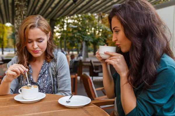 Dívka pití kávy v kavárně na ulici — Stock fotografie