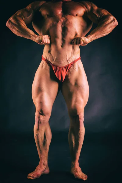 Bodybuilder που θέτουν σε διαφορετικές πόζες που αποδεικνύουν τους μυς τους. Αποτυχία σε σκούρο φόντο. Ανδρική προβολή μυς στράγγισμα. Όμορφο μυώδες σώμα αθλητής. — Φωτογραφία Αρχείου