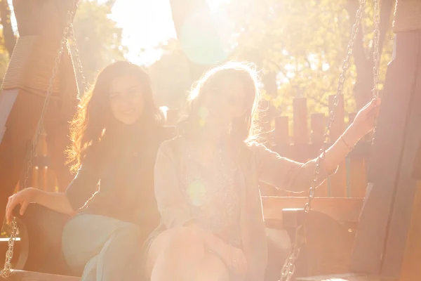 Flickvänner i höst park — Stockfoto