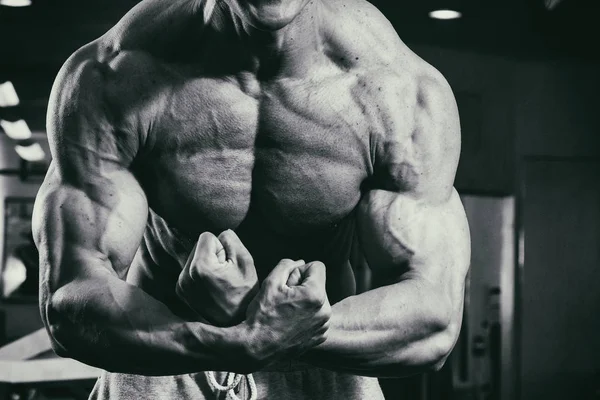 Un uomo molto forte è impegnato in palestra — Foto Stock