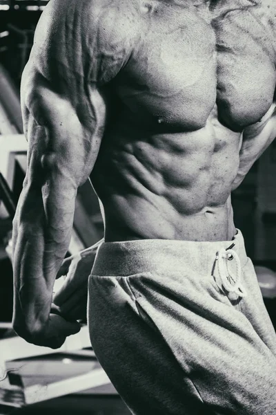 Velmi silný muž se zabývá v tělocvičně — Stock fotografie