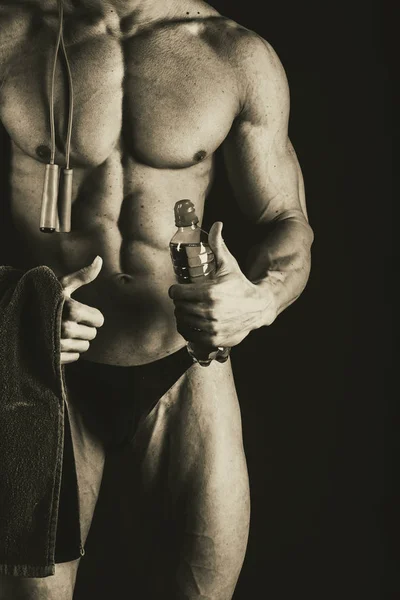Hombre musculoso sobre un fondo negro —  Fotos de Stock