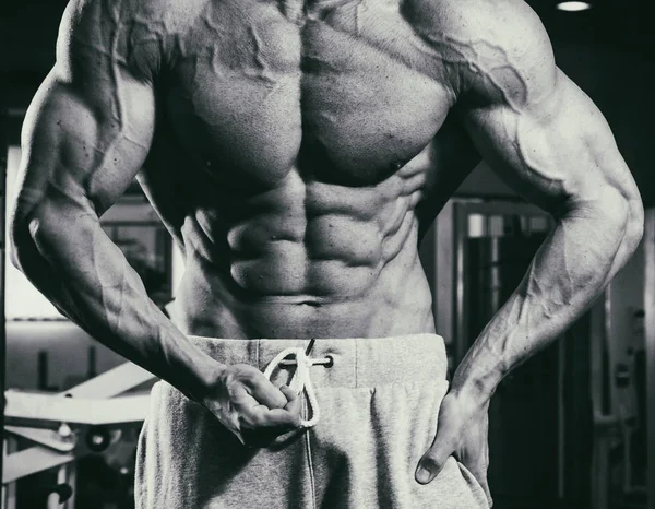 Un uomo molto forte è impegnato in palestra — Foto Stock