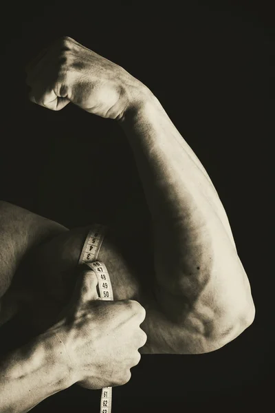 Hombre musculoso sobre un fondo negro — Foto de Stock