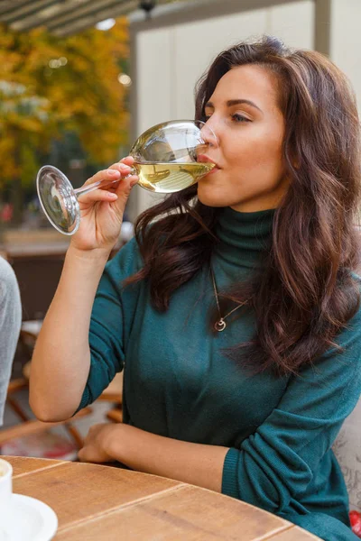 Femme buvant du champagne dans un café — Photo