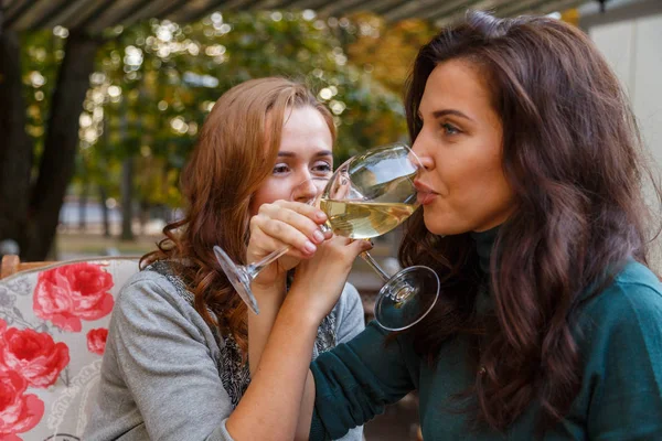 Frau trinkt Champagner in einem Café — Stockfoto