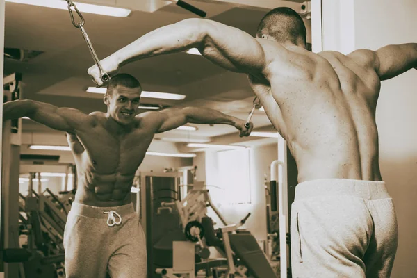 Izmos, sportos testépítő-fitness modell után exercis pózol — Stock Fotó