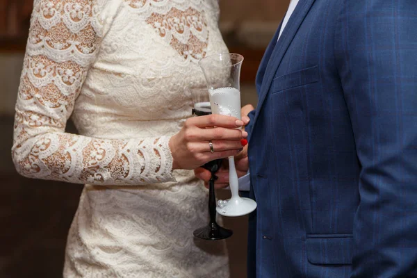 Hochzeit. Hochzeitstag. schöne Braut und eleganter Bräutigam zu Fuß nach der Trauung — Stockfoto