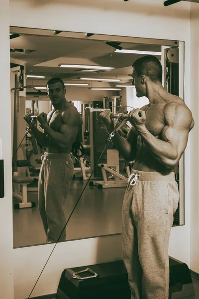 Muskulöser athletischer Bodybuilder Fitness-Model posiert nach den Übungen — Stockfoto