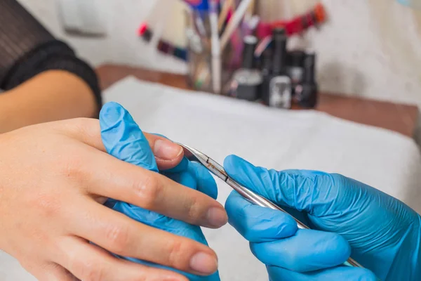 Primer plano de una mujer en un salón de belleza recibiendo una manicura —  Fotos de Stock