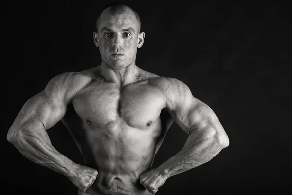 Muskulöse und fitte junge Bodybuilder Fitness männliche Modell posiert ove — Stockfoto