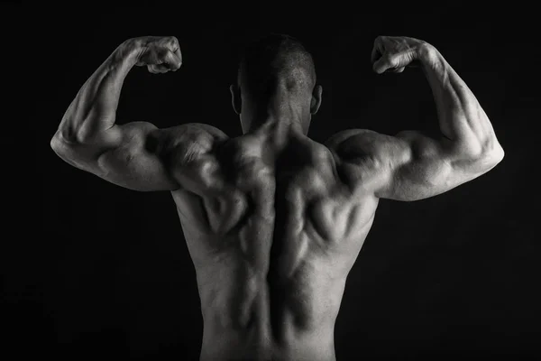 Musclé et en forme jeune bodybuilder fitness modèle masculin posant ove — Photo