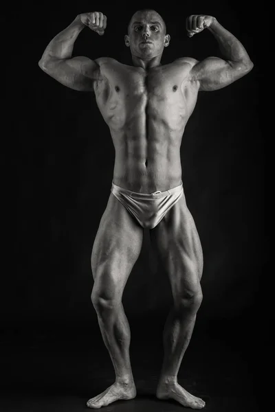 Muskulöse und fitte junge Bodybuilder Fitness männliche Modell posiert ove — Stockfoto