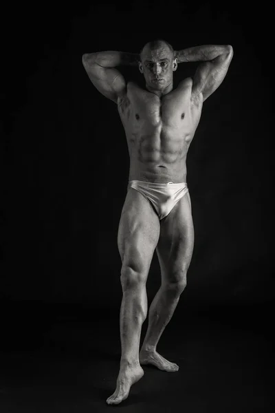 Мускулистый и подтянутый молодой бодибилдер фитнес мужской модели позируя влюбленности — стоковое фото