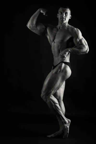 筋肉とフィットの若いボディビルダー フィットネスの男性モデルのオベをポーズ — ストック写真