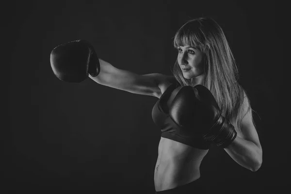 Figura chica fitness sobre un fondo negro — Foto de Stock