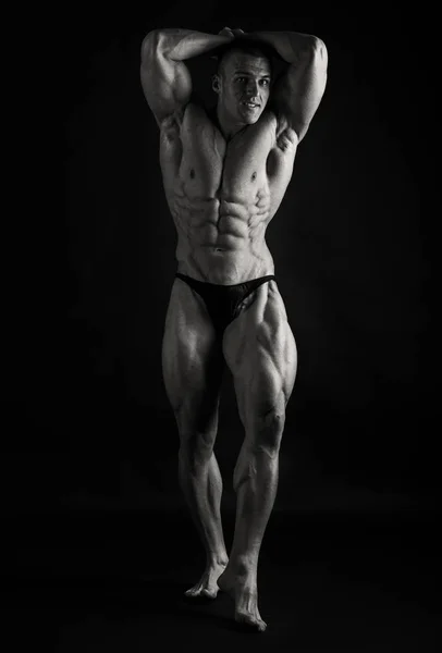 Kas ve formda genç vücut geliştirmeci fitness erkek model Ove poz — Stok fotoğraf