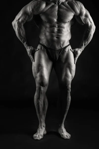 Muscolare e in forma giovane bodybuilder fitness modello maschile in posa ove — Foto Stock