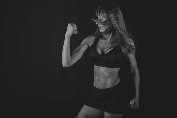 Figura menina fitness em um fundo preto — Fotografia de Stock