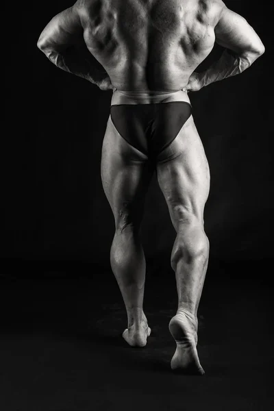 Αρσενικό μοντέλο fitness μυώδης και fit νεαρός bodybuilder θέτοντας ΟΒΕ — Φωτογραφία Αρχείου