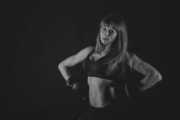 Figura chica fitness sobre un fondo negro — Foto de Stock