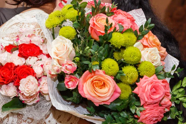 Hochzeit. Hochzeitstag. schöne Braut und eleganter Bräutigam zu Fuß nach der Trauung — Stockfoto