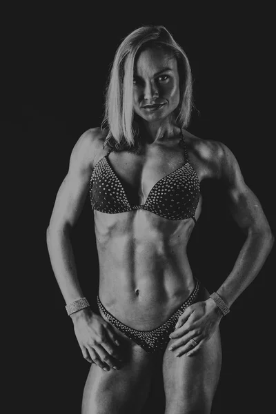 Muskulös ung kvinna idrottsman — Stockfoto