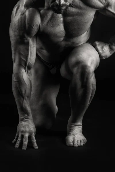 筋肉とフィットの若いボディビルダー フィットネスの男性モデルのオベをポーズ — ストック写真