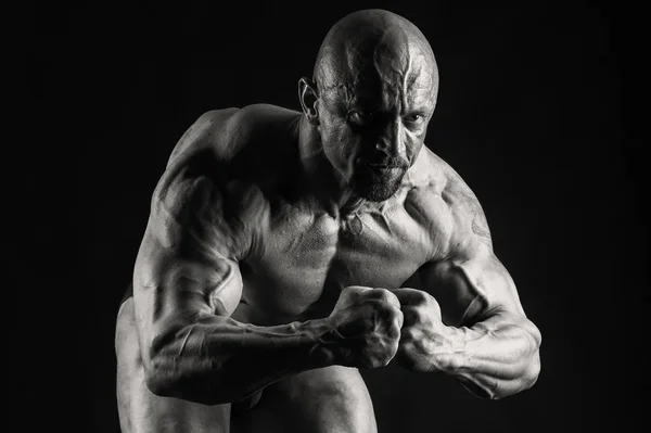 Muscular e ajuste jovem fisiculturista fitness modelo masculino posando ove — Fotografia de Stock
