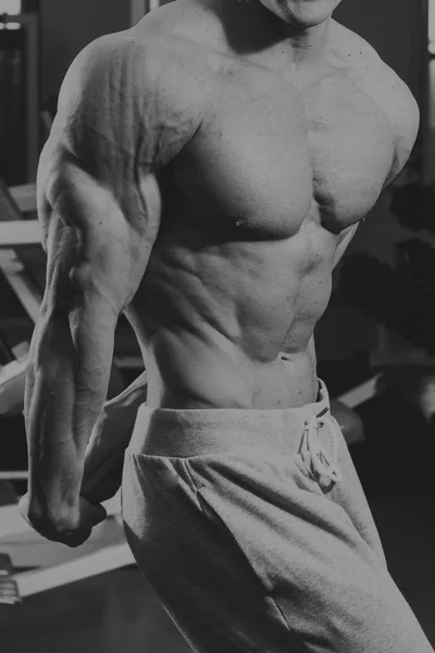 Μυϊκή bodybuilder αθλητικό μοντέλο γυμναστήριο που θέτουν μετά exercis — Φωτογραφία Αρχείου