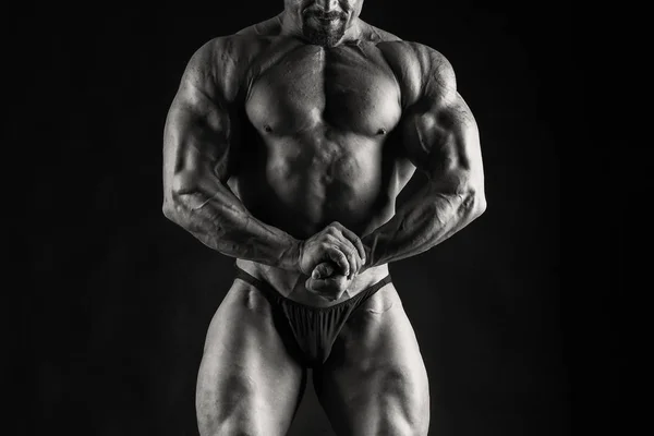 Musculoso y en forma joven culturista fitness modelo masculino posando ove — Foto de Stock