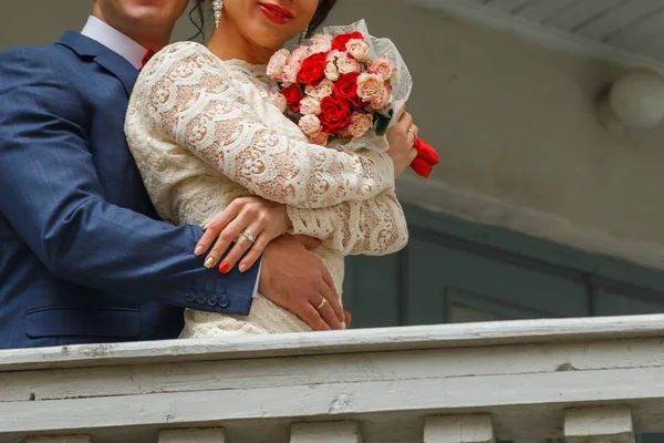 Esküvői. Esküvő napján. Gyönyörű menyasszony és elegáns vőlegény gyaloglás után esküvő — Stock Fotó