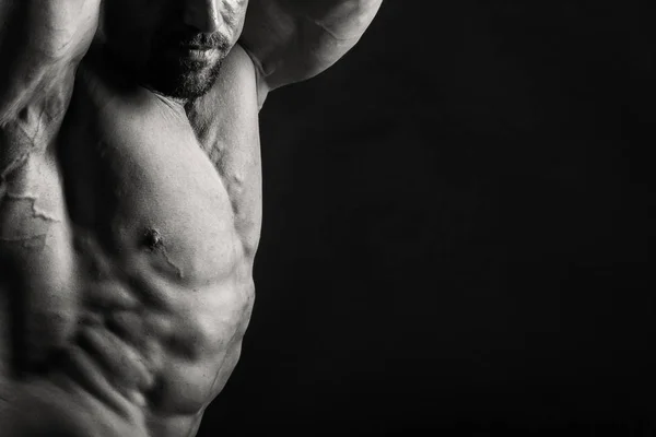 Muscolare e in forma giovane bodybuilder fitness modello maschile in posa ove — Foto Stock