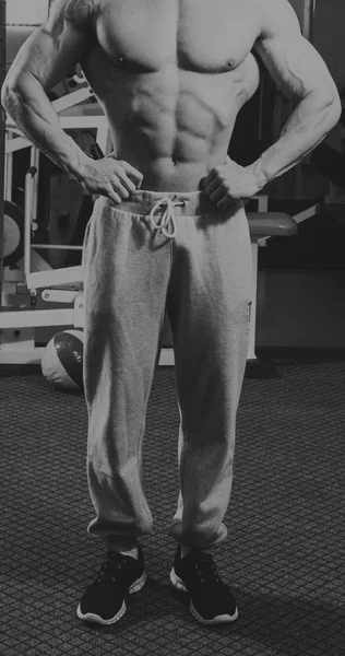 Muscular atlético culturista modelo de fitness posando después de los ejercicios — Foto de Stock