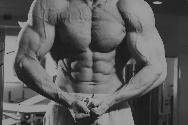 Muskulös athletic bodybuilder fitness modell poserar efter exercis — Stockfoto