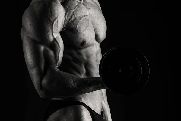 Красива сила спортсмена в тренуванні накачування м'язів з — стокове фото