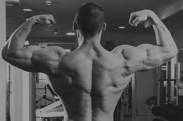 Model fitness lekkoatletycznego mięśni kulturysta pozowanie po exercis — Zdjęcie stockowe