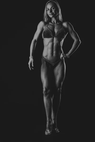 М'язиста молода жінка спортсменка — стокове фото