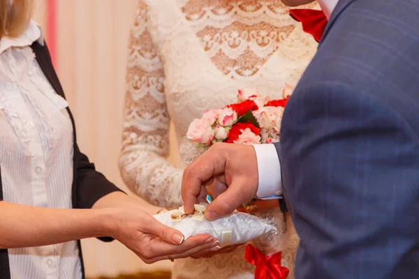 Casamento. Dia do casamento. Bela noiva e elegante noivo andando após a cerimônia de casamento — Fotografia de Stock