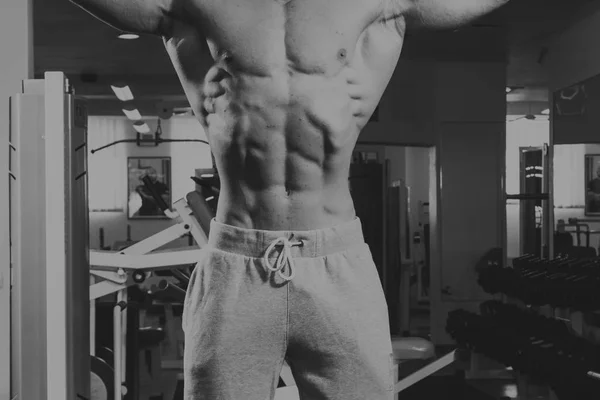 Modello di fitness muscolare atletico bodybuilder in posa dopo lo sforzo — Foto Stock
