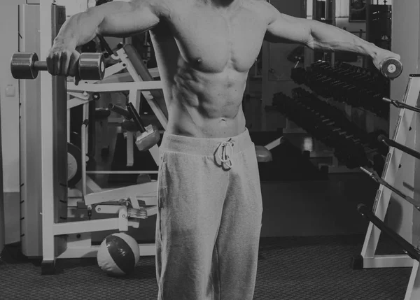 Kaslı atletik vücut fitness model exercis sonra poz