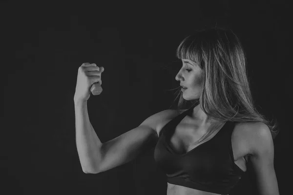 Figuur fitness meisje op een zwarte achtergrond — Stockfoto