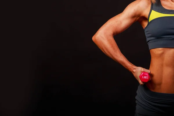 筋肉の若い女性の運動選手 — ストック写真