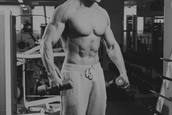 Gespierde atletische bodybuilder fitness model poseren na exercis — Stockfoto