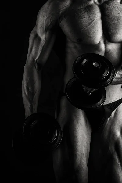 Hombre atlético poder guapo en el entrenamiento bombeo de los músculos con —  Fotos de Stock