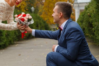 Düğün. Düğün günü. Güzel gelin ve zarif damat yürüyüş 