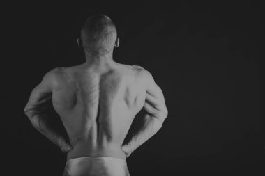 Yakışıklı güç atletik erkek ile kasları kadar pompalama eğitim 