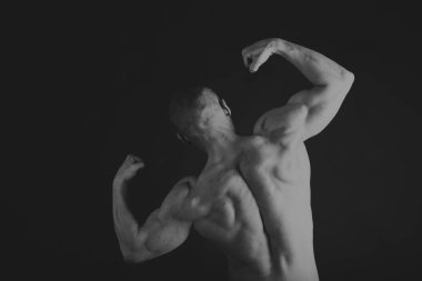 Yakışıklı güç atletik erkek ile kasları kadar pompalama eğitim 